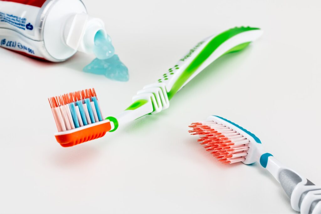 toothbrush 3191097 1280